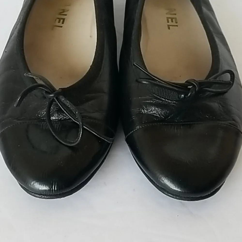 CHANEL Black Leather Cap-Toe Ballet Flats